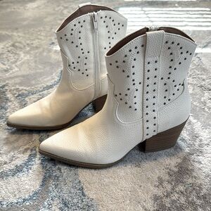 Universal Thread Western Style Boots. Women’s size 7.5.